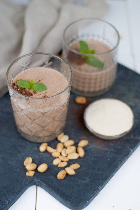 Ashwagandha Dessertmilch mit Erdnussmus in Kristallgläsern serviert