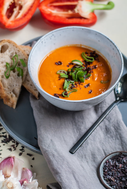 Geröstete Paprika Suppe mit Dulseflocken und Baguette