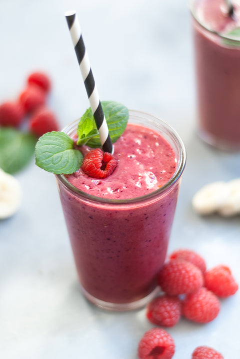 Himbeer Smoothie mit Hagebuttenpulver und Himbeeren