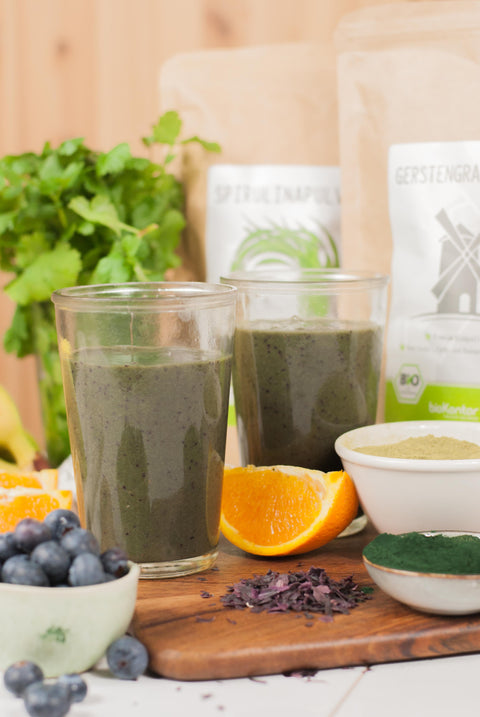 Heavy Metal Detox Smoothie mit Gerstengrassaftpulver und Wildheidelbeeren