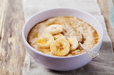 Porridge mit Hagebuttenpulver