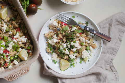 Warmer Quinoasalat mit Schwarzkümmelöl und Feta angerichtet auf einem Teller