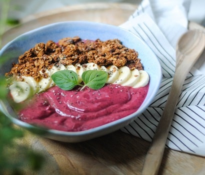 Smoothie-Bowl mit Beeren und Hagebuttenpulver